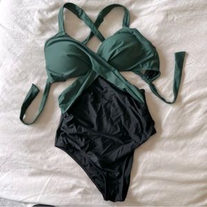 Black/green cupshe swimsuit with padding and ruching at stomach size Medium